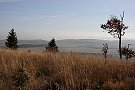 Pohled z Jelení hory k větrným elektrárnám u Rusové