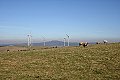 Větrné elektrárny u Mědníku, vzadu Jelení hora 