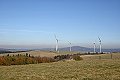 Větrné elektrárny u Mědníku, vzadu Jelení hora 